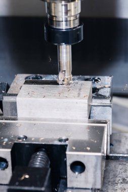 Metal Cnc değirmen makinesi. Modern işleme teknolojisinin fiberglas parçaları kesiliyor.