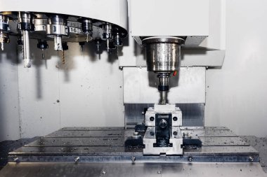 Metal Cnc değirmen makinesi. Modern işleme teknolojisinin fiberglas parçaları kesiliyor.
