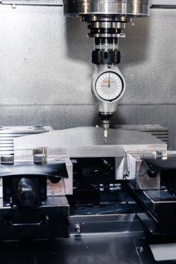 Metal işleten CNC değirmen makinesi. Metal modern işleme teknolojisi kesiliyor.