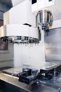 Metal işleten CNC değirmen makinesi. Metal modern işleme teknolojisi kesiliyor.