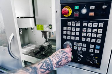 Metal işleten CNC değirmen makinesi. Metal modern işleme teknolojisi kesiliyor.