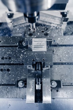 Metal işleten CNC değirmen makinesi. Metal modern işleme teknolojisi kesiliyor.