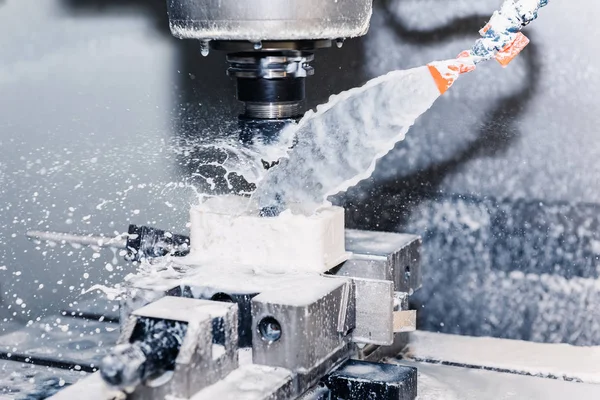 Metal Cnc değirmen makinesi. Modern işleme teknolojisinin fiberglas parçaları kesiliyor.