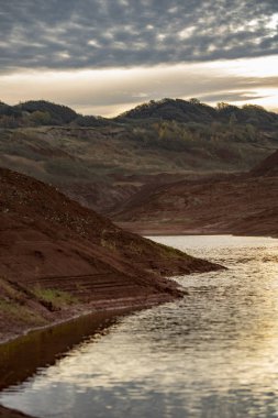 Su birikintisi olan kırmızı kil ocağı.