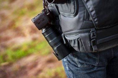 Fotoğraf makinesinin yanındaki uzun mercekli kamera..