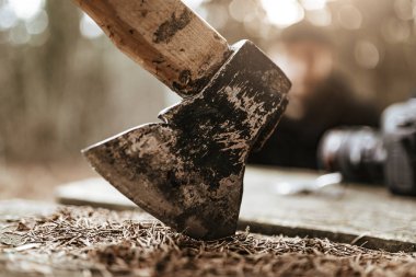 Balta tahta masaya sıkıştı..