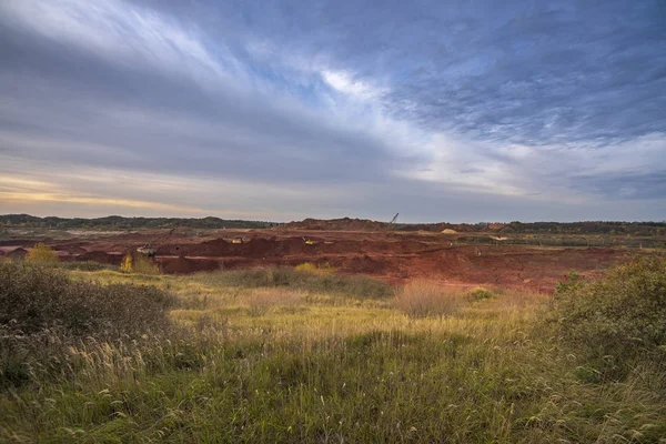 Pertambangan Tanah Liat Merah Langit Biru Saat Matahari Terbit Pada — Stok Foto
