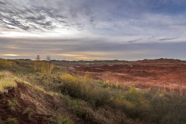Pertambangan Tanah Liat Merah Langit Biru Saat Matahari Terbit Pada — Stok Foto