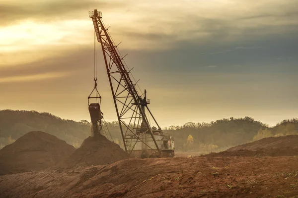 Tambang Tanah Liat Merah Dengan Ekskavator Berat Tua Untuk Menggali — Stok Foto