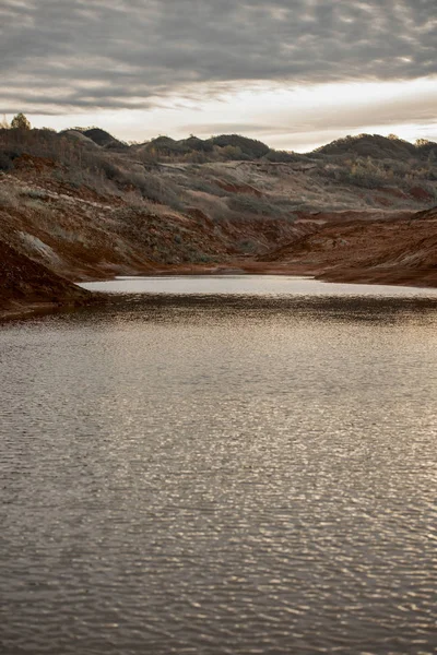 Cava Argilla Rossa Con Laghetto Acqua — Foto Stock