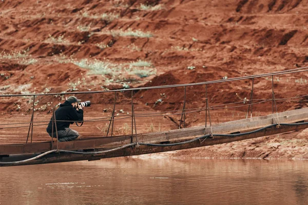 Homme Photographe Tenant Appareil Photo Avec Objectif Long Prendre Des — Photo