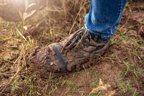 Sepatu Kulit Kotor Dengan Tanah Dan Tanah Liat — Stok Foto