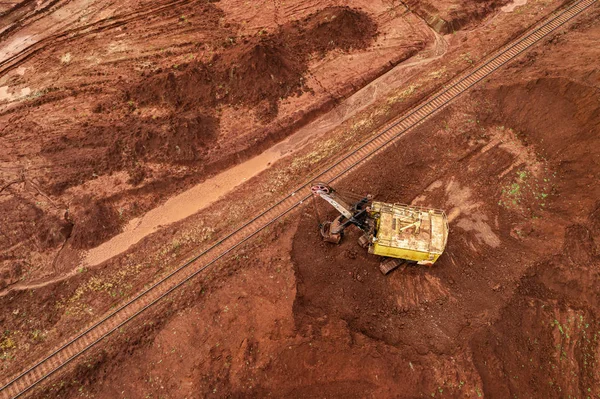 Toprak ocağındaki çatlaklarla kurumuş kırmızı çamur havadan görünüyor.