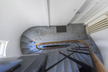 Beyaz duvarlı eski binada yuvarlak merdiven