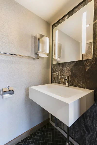 Banyo Odası Açık Renkli Modern Mekan — Stok fotoğraf