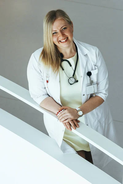 Jeune Femme Blonde Médecin Avec Stéthoscope Vêtue Manteau Médecin Blanc — Photo