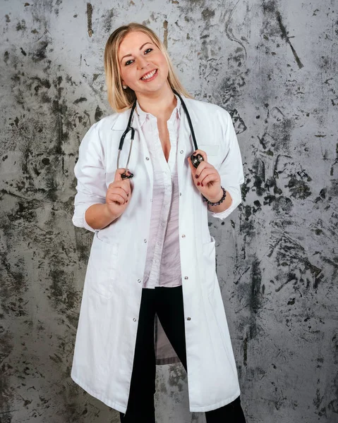 Jeune Femme Blonde Médecin Avec Stéthoscope Vêtue Manteau Médecin Blanc — Photo