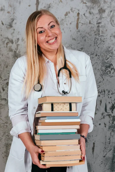 Jeune Femme Blonde Médecin Avec Stéthoscope Vêtue Manteau Médecin Blanc — Photo