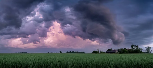Campo Agricultura Verde Com Nuvens Tempestade Durante Tempestade Atmosférica — Fotografia de Stock
