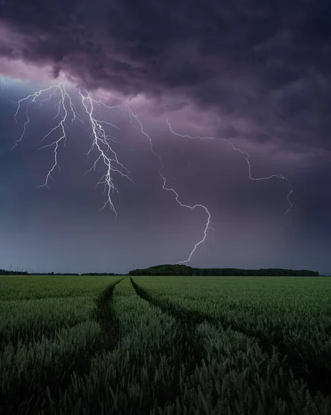 Champ Agricole Vert Avec Nuages Orageux Pendant Tempête — Photo