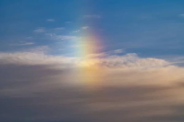 寒い冬の朝の垂直虹 — ストック写真