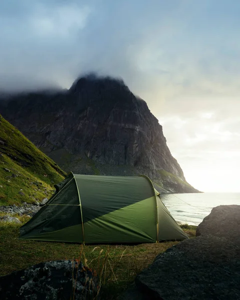 Kempingi Lofoten Islands Northern Norway Kvalvika Beach Podczas Mglistego Wieczoru — Zdjęcie stockowe