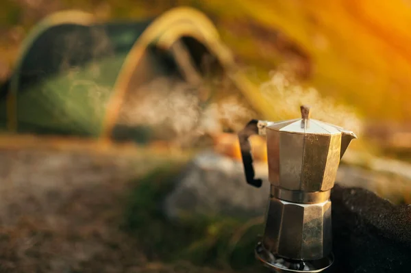 Dzbanek Kawy Parą Przed Obozem Namiotem Wyspach Lofoten Północna Norwegia — Zdjęcie stockowe