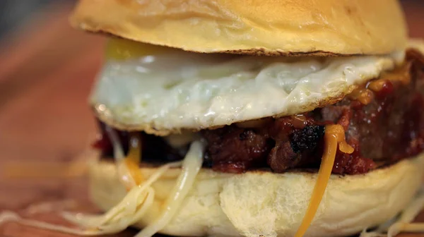 Domowy apetyczny Burger z sałatką z bliska — Zdjęcie stockowe