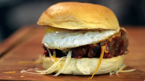 Ahşap bir tahta üzerinde salata ile ev yapımı yumurta burger