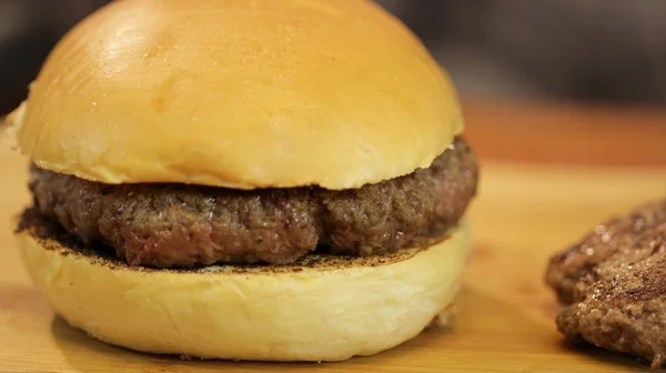 Ahşap bir tahta üzerinde çok basit ev yapımı burger