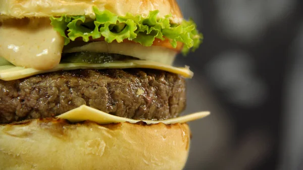 Bulanık bir arka plan yakından peynir ve salata ile ev yapımı hamburger