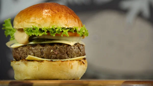Domowy Hamburger z serem i sałatką bokeh tła — Zdjęcie stockowe