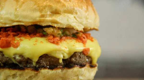 Gourmet cheeseburger z boczkiem okruki blisko p — Zdjęcie stockowe