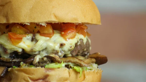 Duży soczysty Gourmet Hamburger z grzybami z bliska — Zdjęcie stockowe