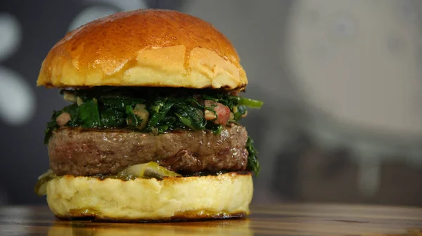 Tatlı soğan soslu Büyük Sulu hamburger