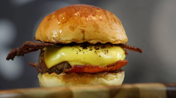 Pastırma ve börek çörekler eritilmiş peynir ile Cheeseburger