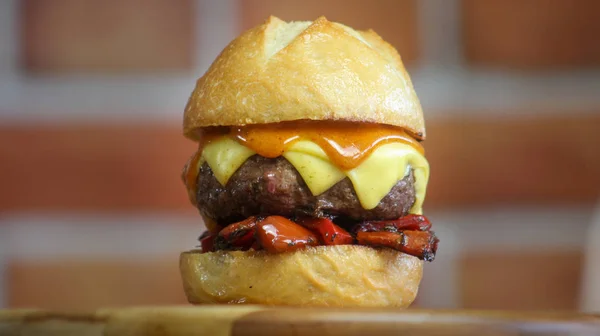 Duży soczysty Burger z sosem świnio na topionym serem — Zdjęcie stockowe