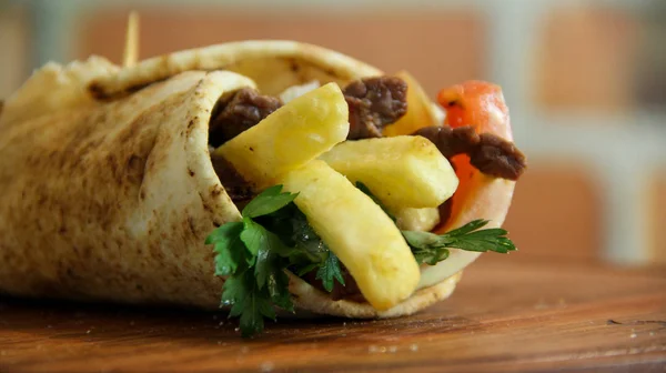 Sığır eti ve patates kızartması ile ev yapımı shawarma
