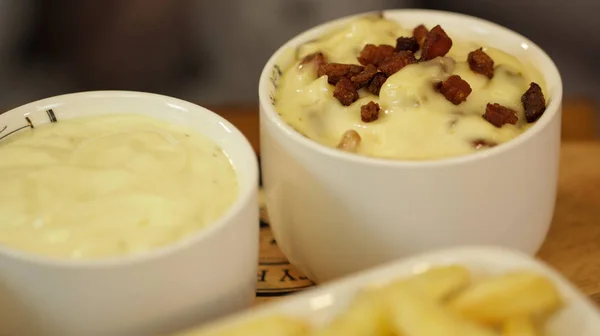Pastırma aromalı mayonez küçük kaselerde servis
