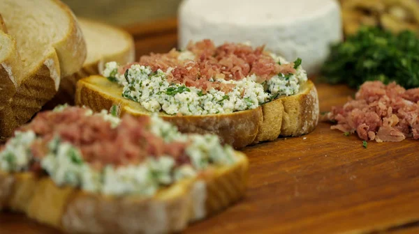 Tost ekmeğinde ev yapımı bruschettalar