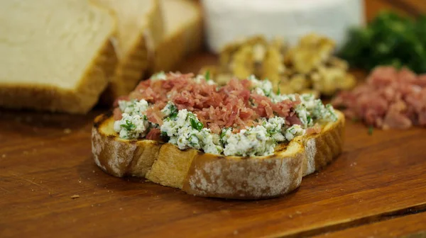 Tost ekmeğinde ev yapımı bruschettalar
