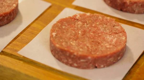 Ahşap bir tahta üzerinde Ham burger köftesi yakın