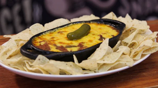 Nachos ile servis peynir ile ev yapımı biber
