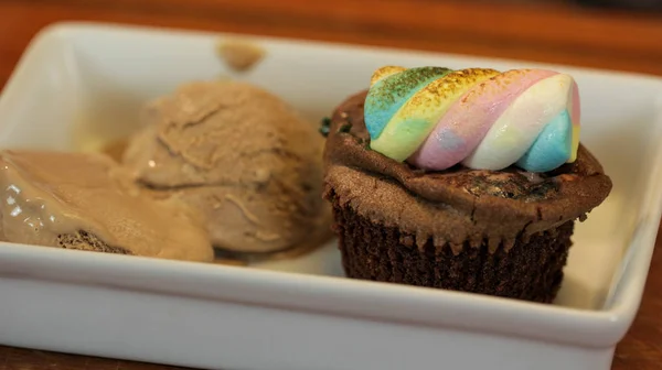 Üstüne renkli marshmallow ile Çikolatacupcake