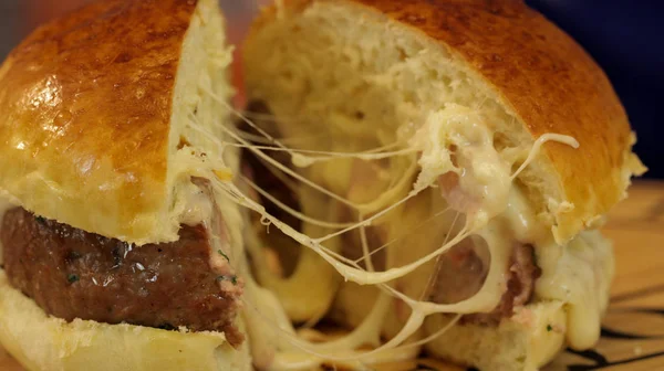 Hamburger sulu eritilmiş peynir ile yarıya