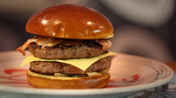 Pyszny podwójny Hamburger z boczkiem i serem — Zdjęcie stockowe