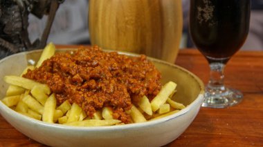 Bir tepside üstüne biber ile gevrek patates kızartması