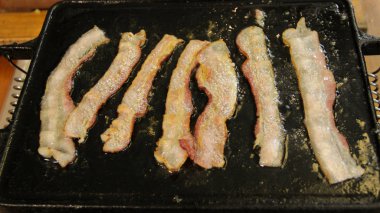 Parlayan yağ kabarcıkları üst görünümü ile ızgarada cızırtılı Pastırma