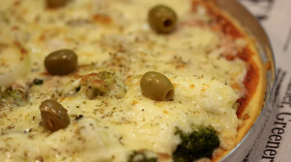 Peynir ve zeytin ile ev yapımı pizza