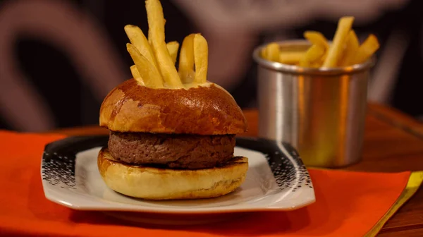 Patates içine batırılmış kavramsal fondü hamburger
